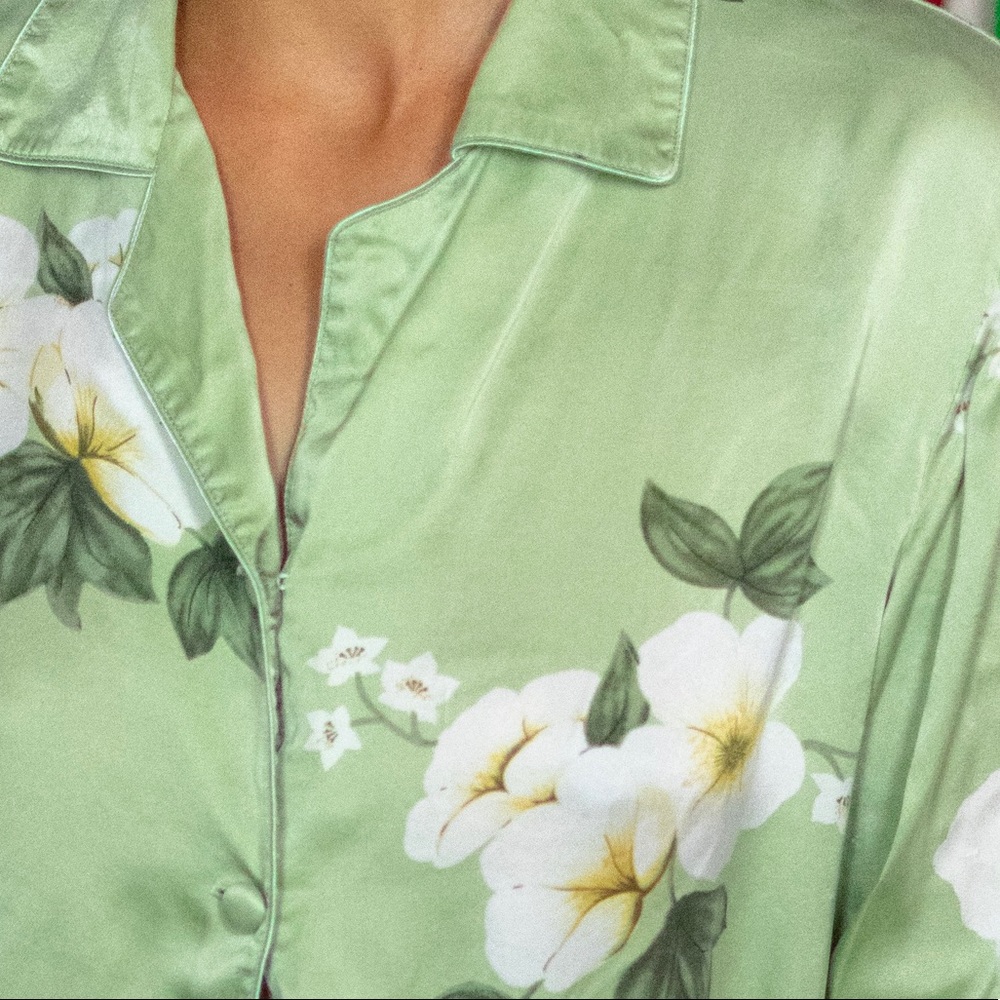 🚫SOLD🚫Beautiful 100% silk floral blouse sz m